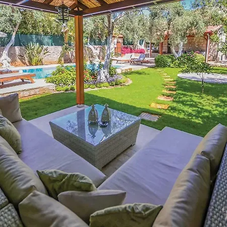 Sleeps 4 Pool Air Con Wifi T801670
